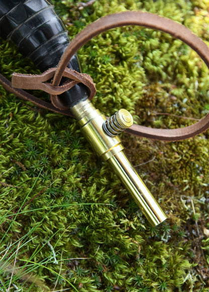 pulverhorn mit absperrhahn aus messing und lederband