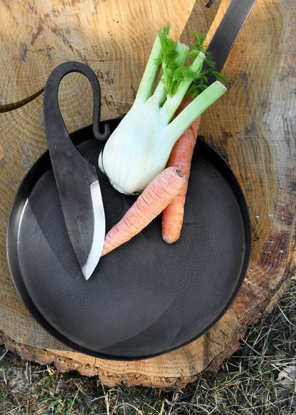 rustikale bratpfanne mit langem griff