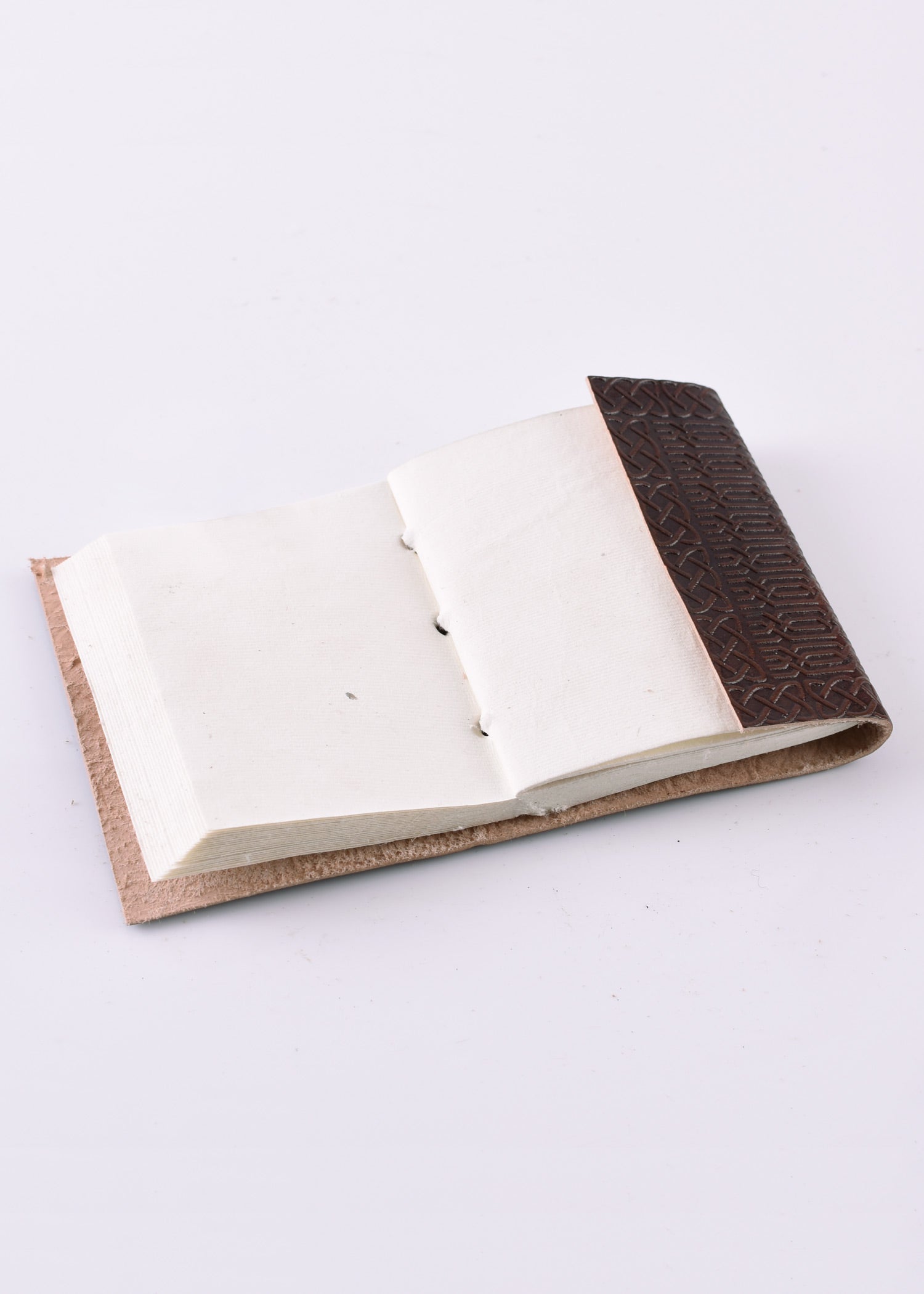 kleines notizbuch mit gepraegtem ledereinband ca 7 x 9 cm