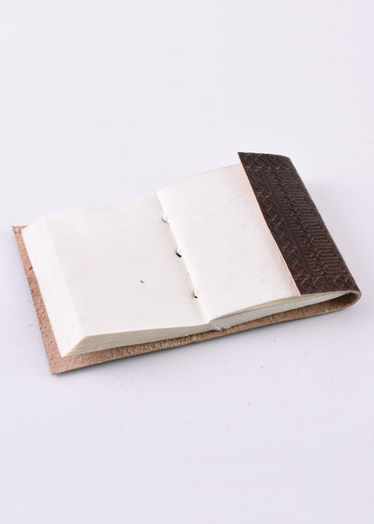 kleines notizbuch mit gepraegtem ledereinband ca 7 x 9 cm