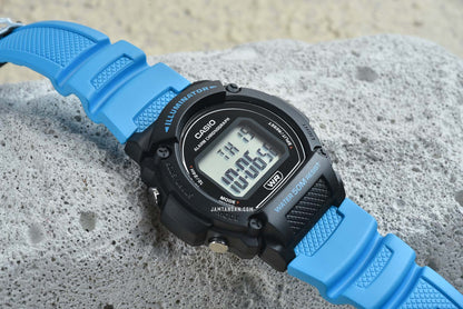 Casio Digitale Sportuhr mit Stoppuhr, Alarm und LED Beleuchtung in Blau