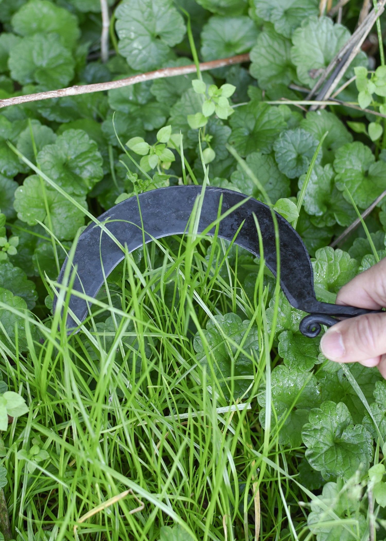 handgeschmiedete mittelalterliche sichel aus stahl