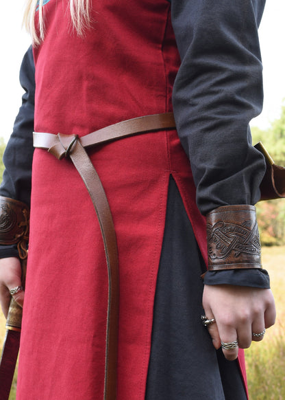 armschuetzer aus leder mit gepraegtem drachenmotiv jelling stil dunkelbraun