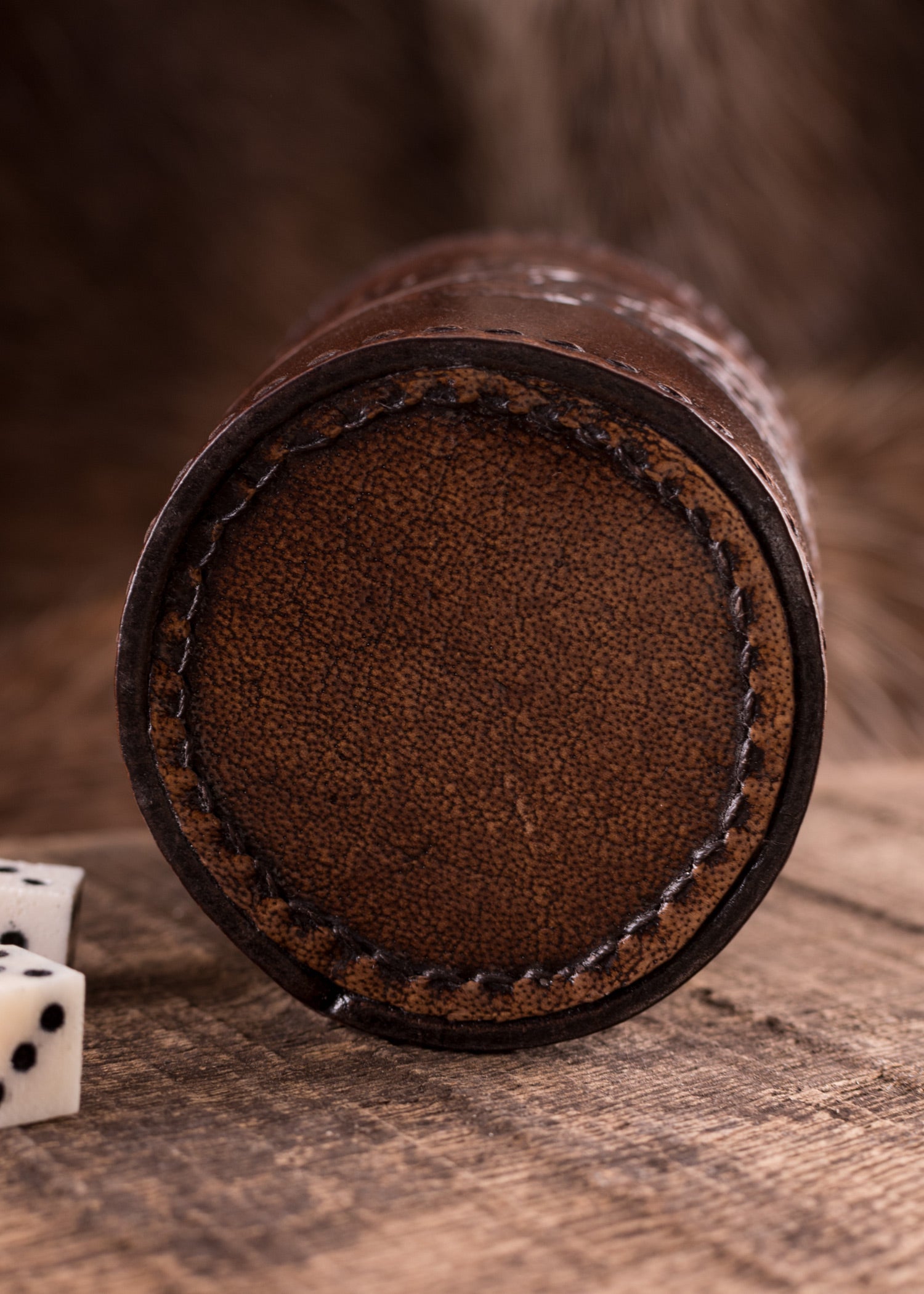 wuerfelbecher aus leder mit gepraegtem drachenmotiv jelling stil dunkelbraun