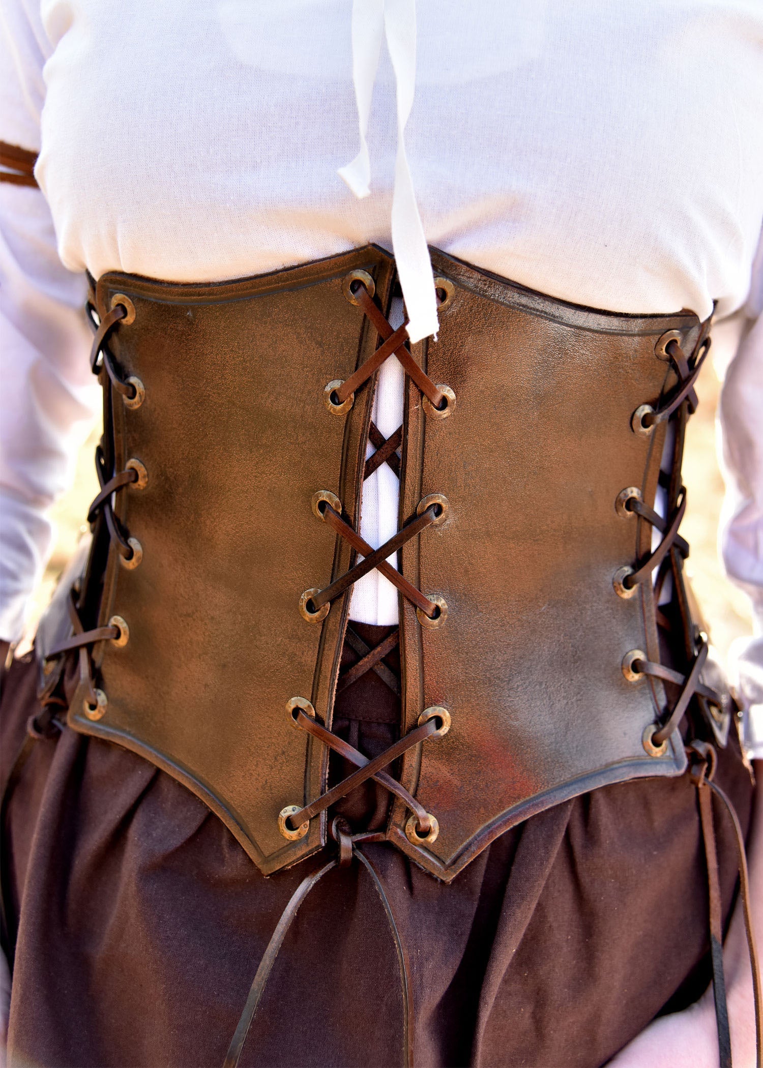 geschnuerte unterbrust corsage aus leder braun