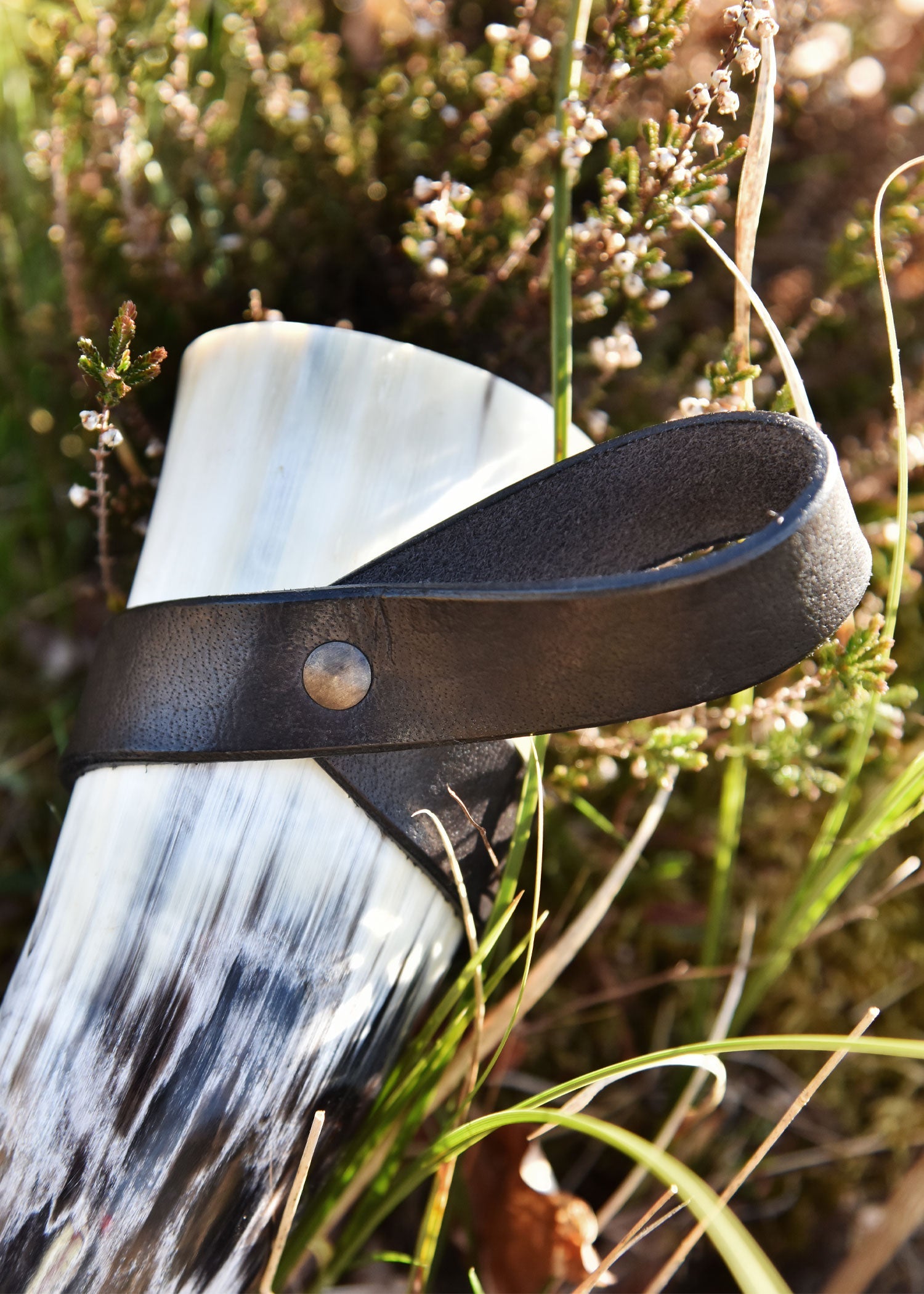 einfacher guertelhalter aus leder fuer trinkhorn hornhalter schwarz