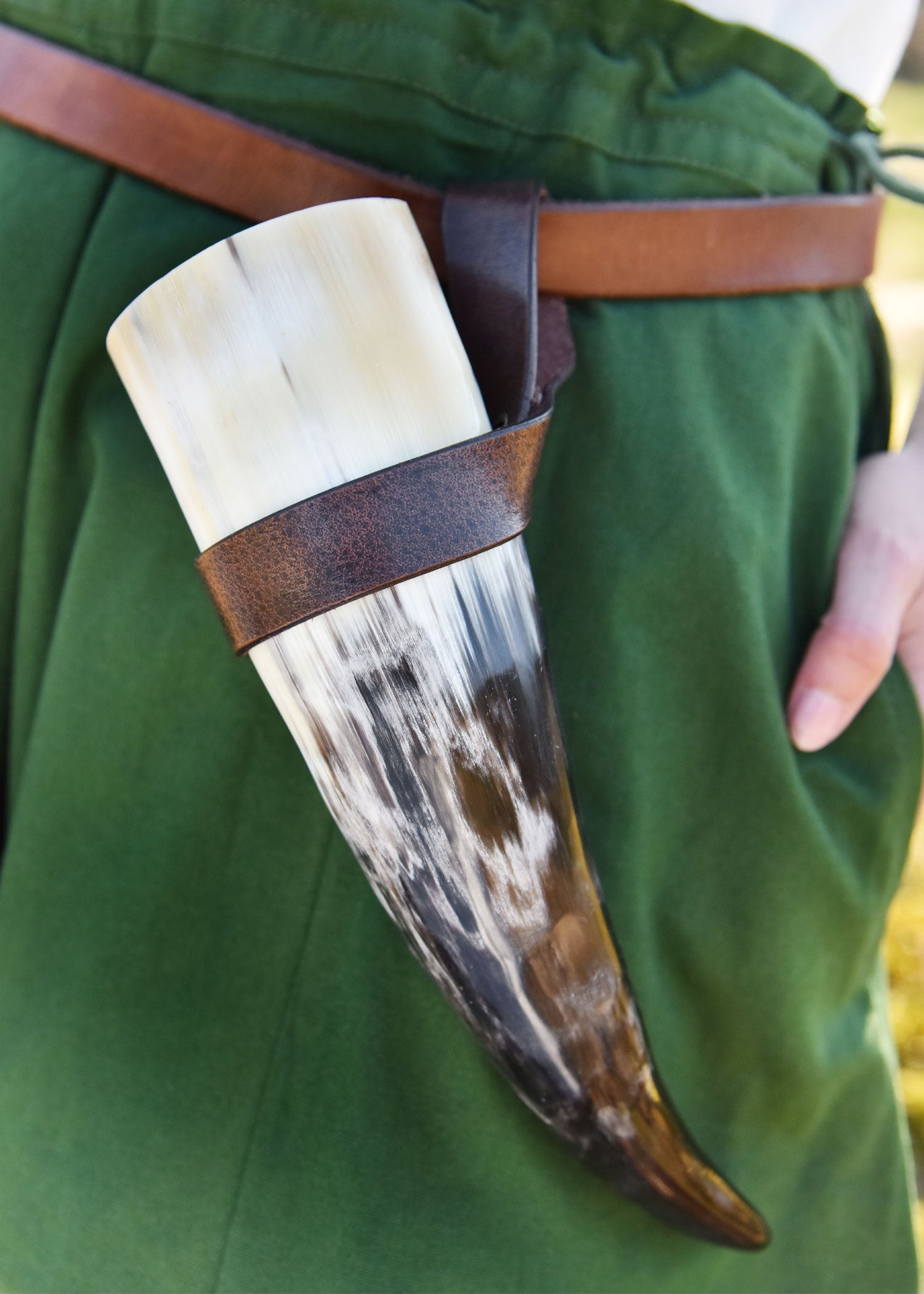 einfacher guertelhalter aus leder fuer trinkhorn hornhalter dunkelbraun