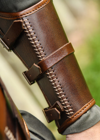 leder armschuetzer arnulf mit schnallen braun