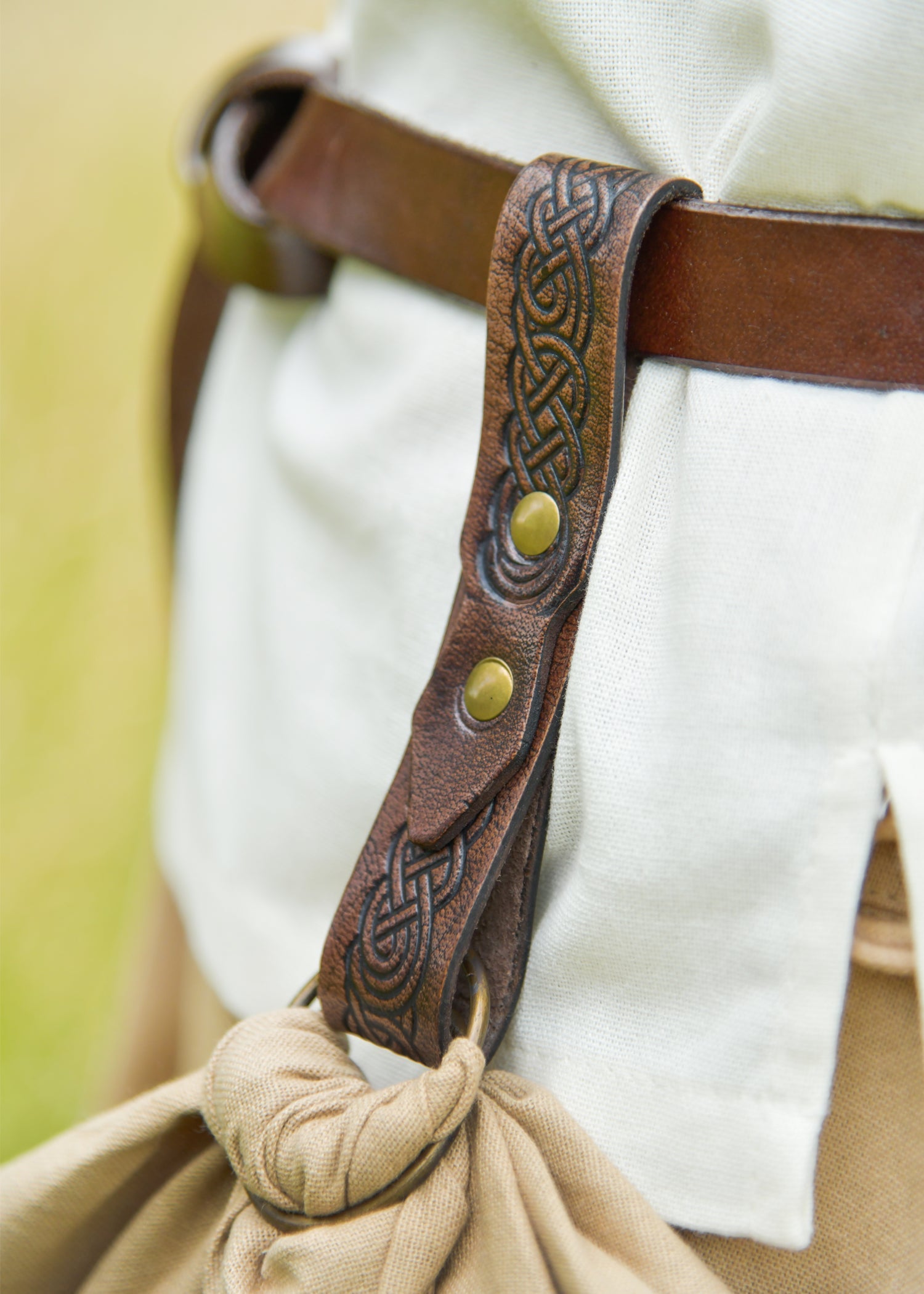 rockzipfel halter aus leder mit praegung mittelalter guertelhalter braun