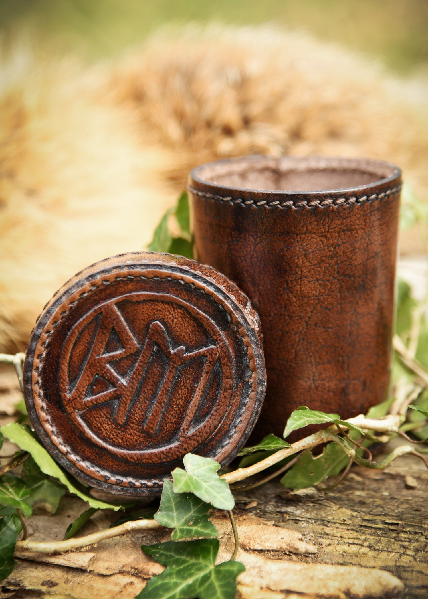 wuerfelbecher aus leder mit deckel bm praegung braun