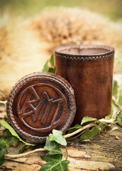 wuerfelbecher aus leder mit deckel bm praegung braun