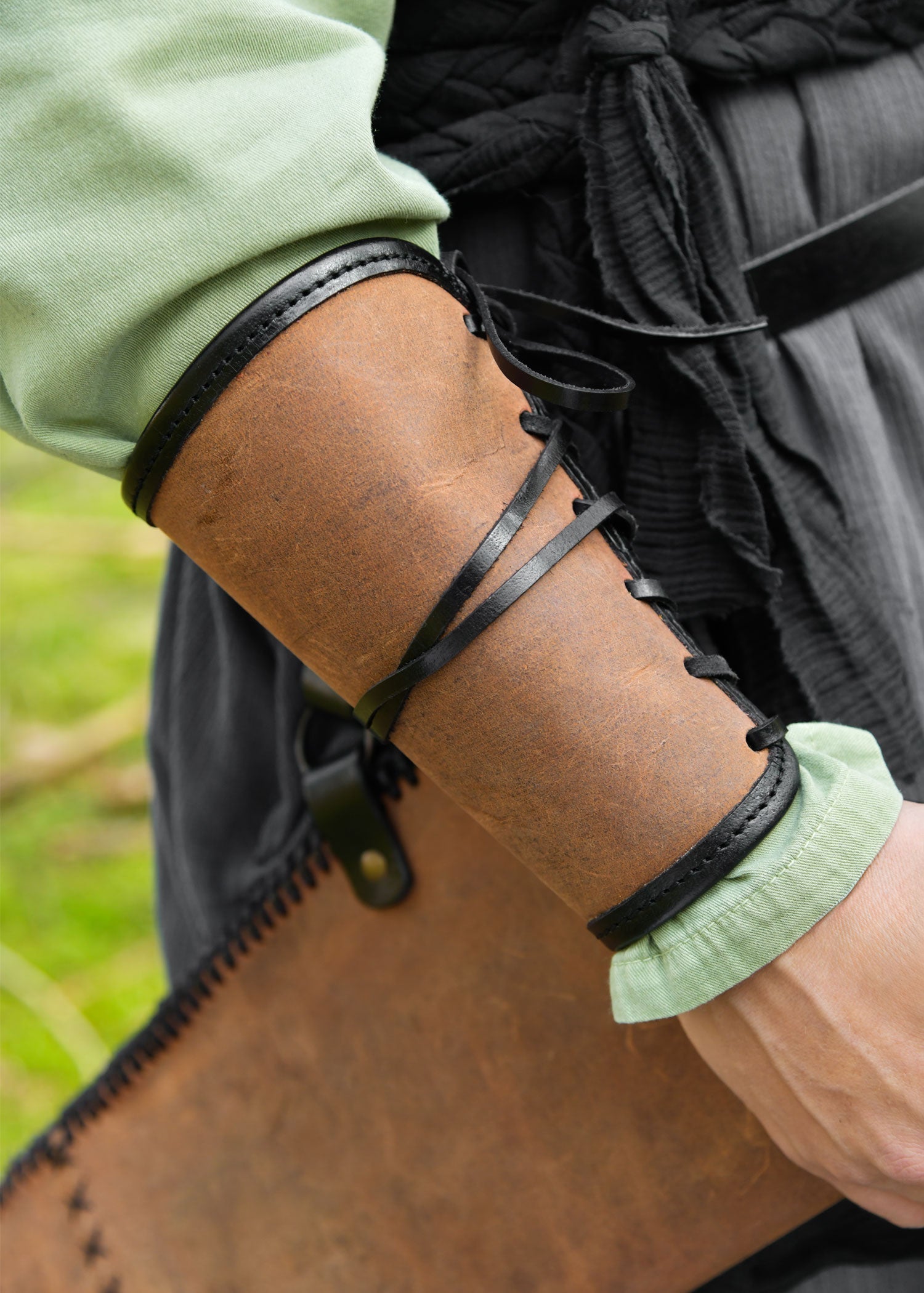 Leder Armschützer mit Schnürung, Braun (Paar)