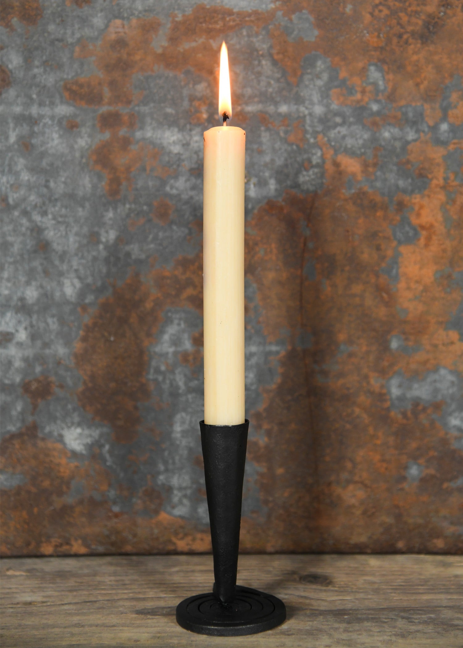 handgeschmiedeter kerzenhalter mit spiralfoermigem fuss