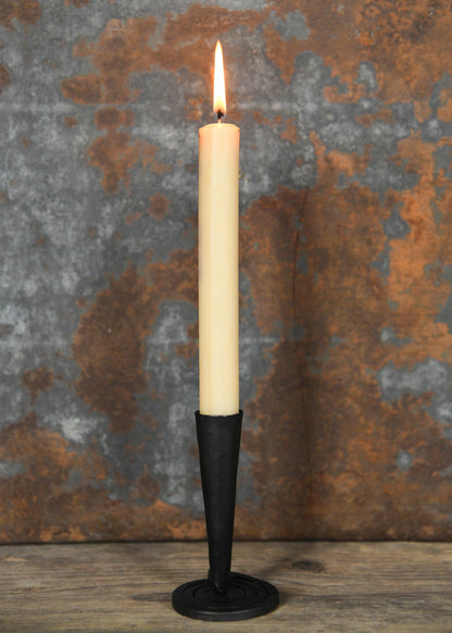 handgeschmiedeter kerzenhalter mit spiralfoermigem fuss