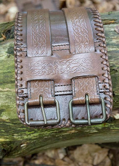 Barbarengürtel aus braunem Leder mit Messingbeschlägen