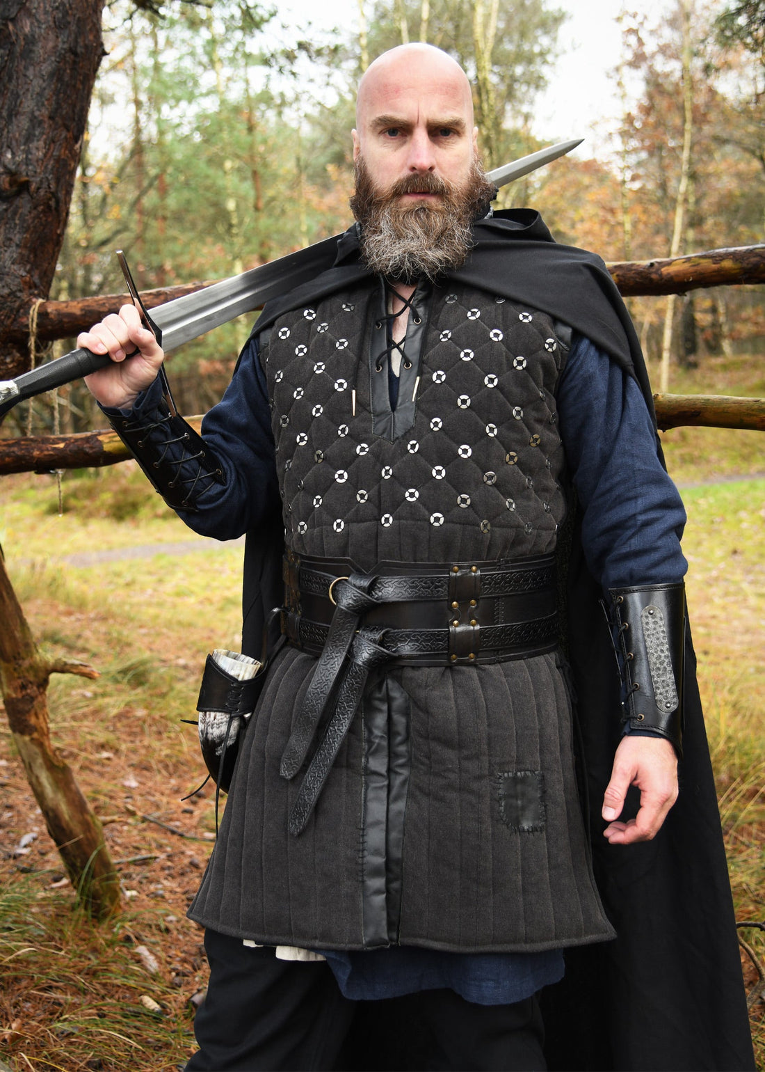 rmelloser gambeson mit handgefertigen details schwarz