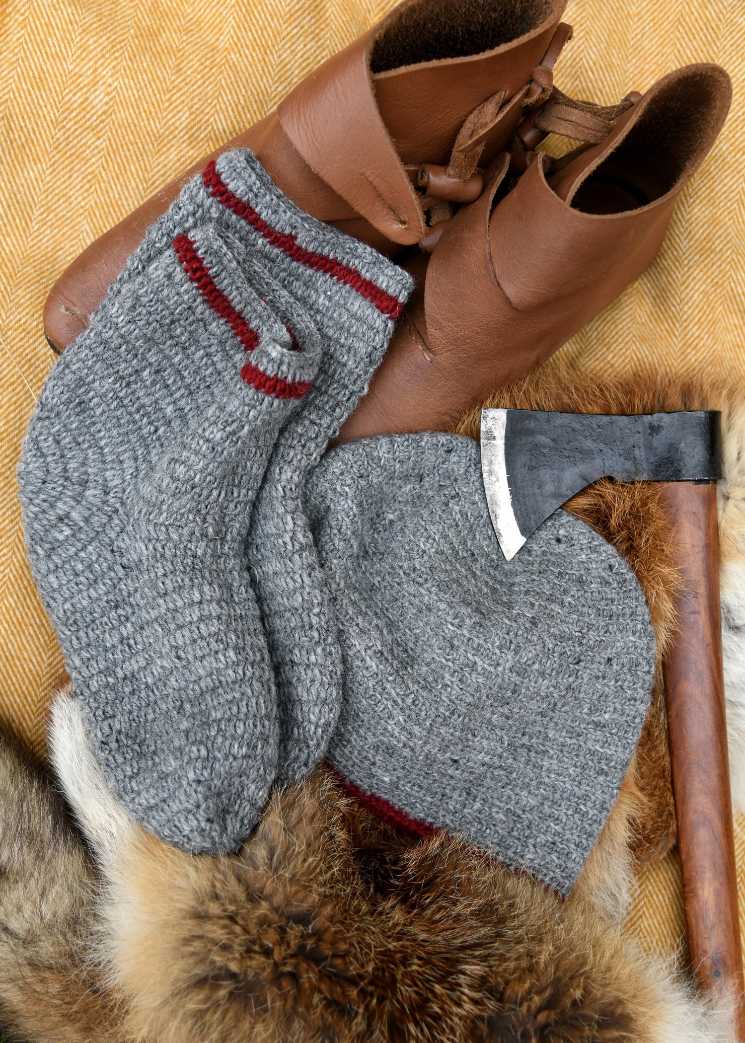 wollsocken gehaekelt grau weinrot