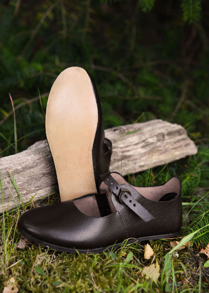 Mittelalterliche Riemenschuhe mit Messingschnalle