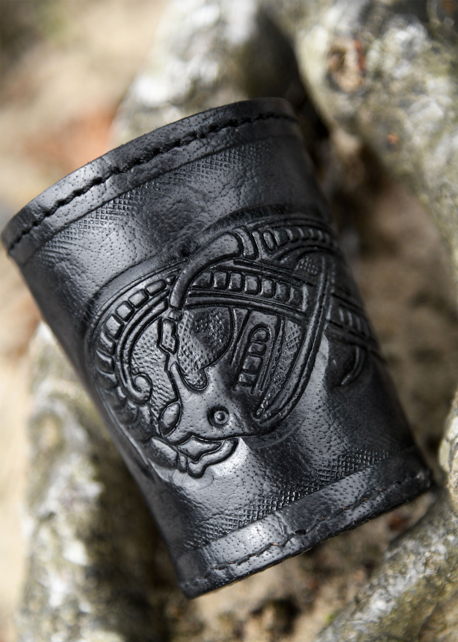 wuerfelbecher aus leder mit gepraegtem drachenmotiv jelling stil schwarz