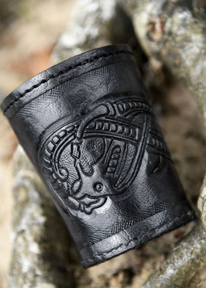 wuerfelbecher aus leder mit gepraegtem drachenmotiv jelling stil schwarz