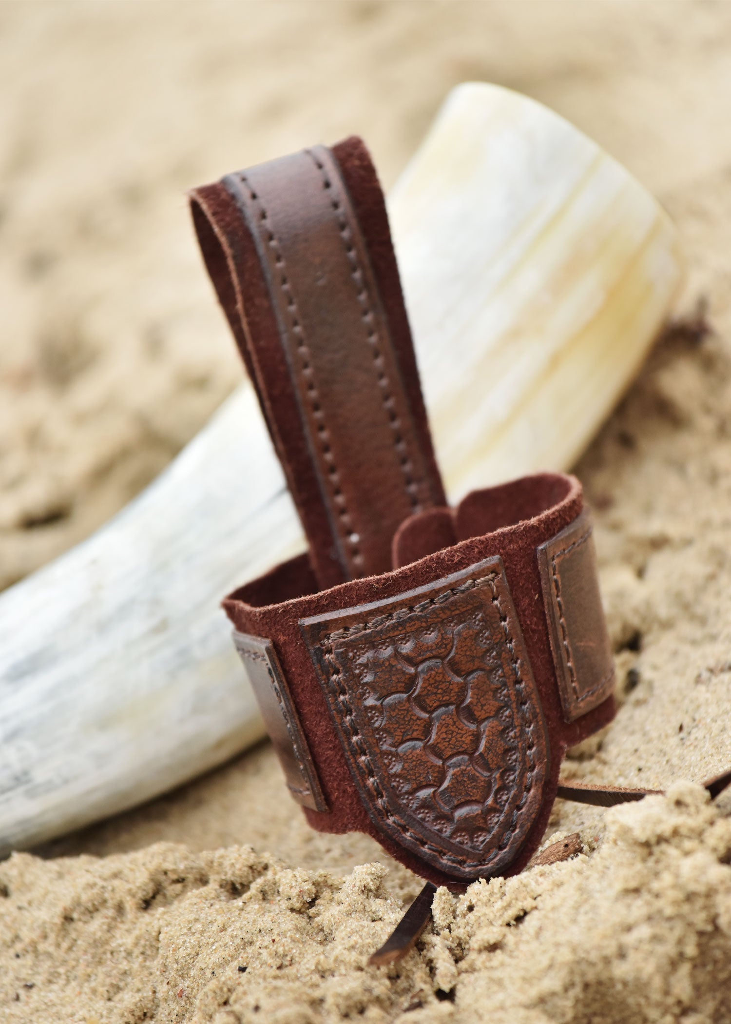 leder hornhalter fuer trinkhorn mit praegung und wildleder dunkelbraun