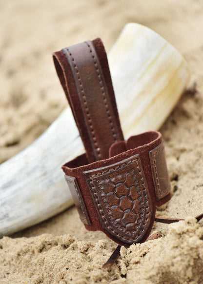 leder hornhalter fuer trinkhorn mit praegung und wildleder dunkelbraun