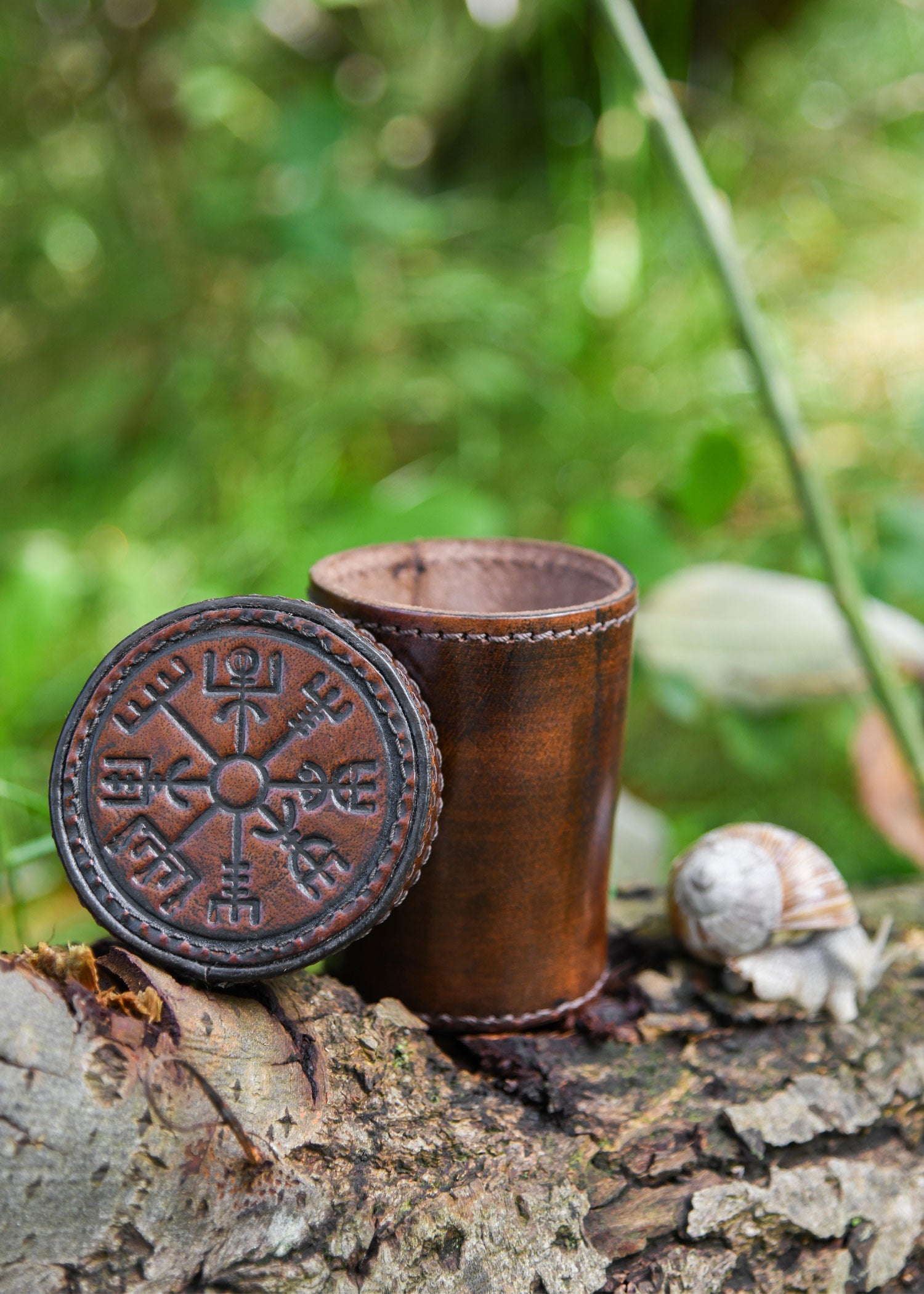 wuerfelbecher aus leder mit deckel vegvisir praegung braun